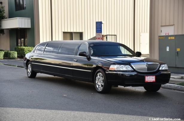 Black Lincoln town car Exterior g
