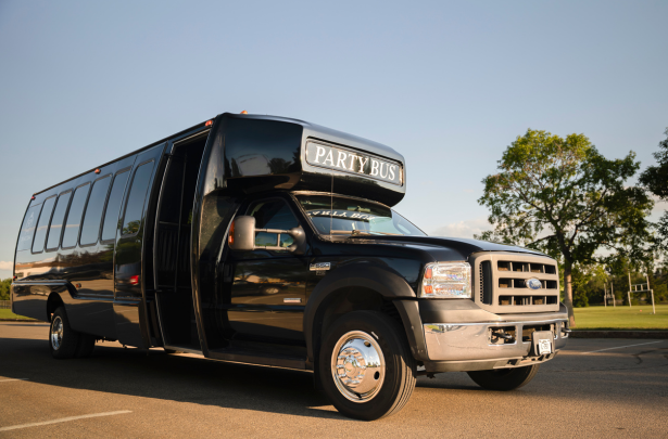 Black Ford F550 Party-Bus